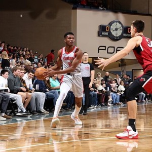 九游网站入口官网-惨败中为数不多的亮点！火箭二队替补内线的能力其实非常全面？