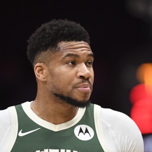 APP下载-雷记：字母哥很明显已经放弃了雄鹿 32分钟就11次出手