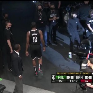 九游官方平台-哈登开场43秒伤退！右腿筋伤势复发 篮网再遭打击